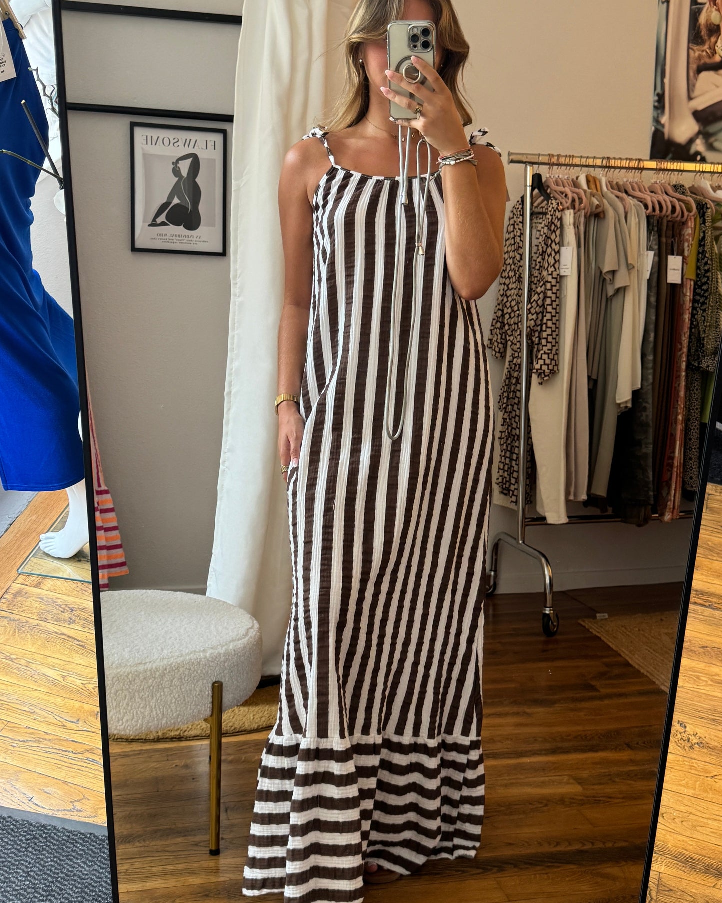 Robe longue à fines bretelles nouées gaze de coton blanc à rayures chocolat TU face
