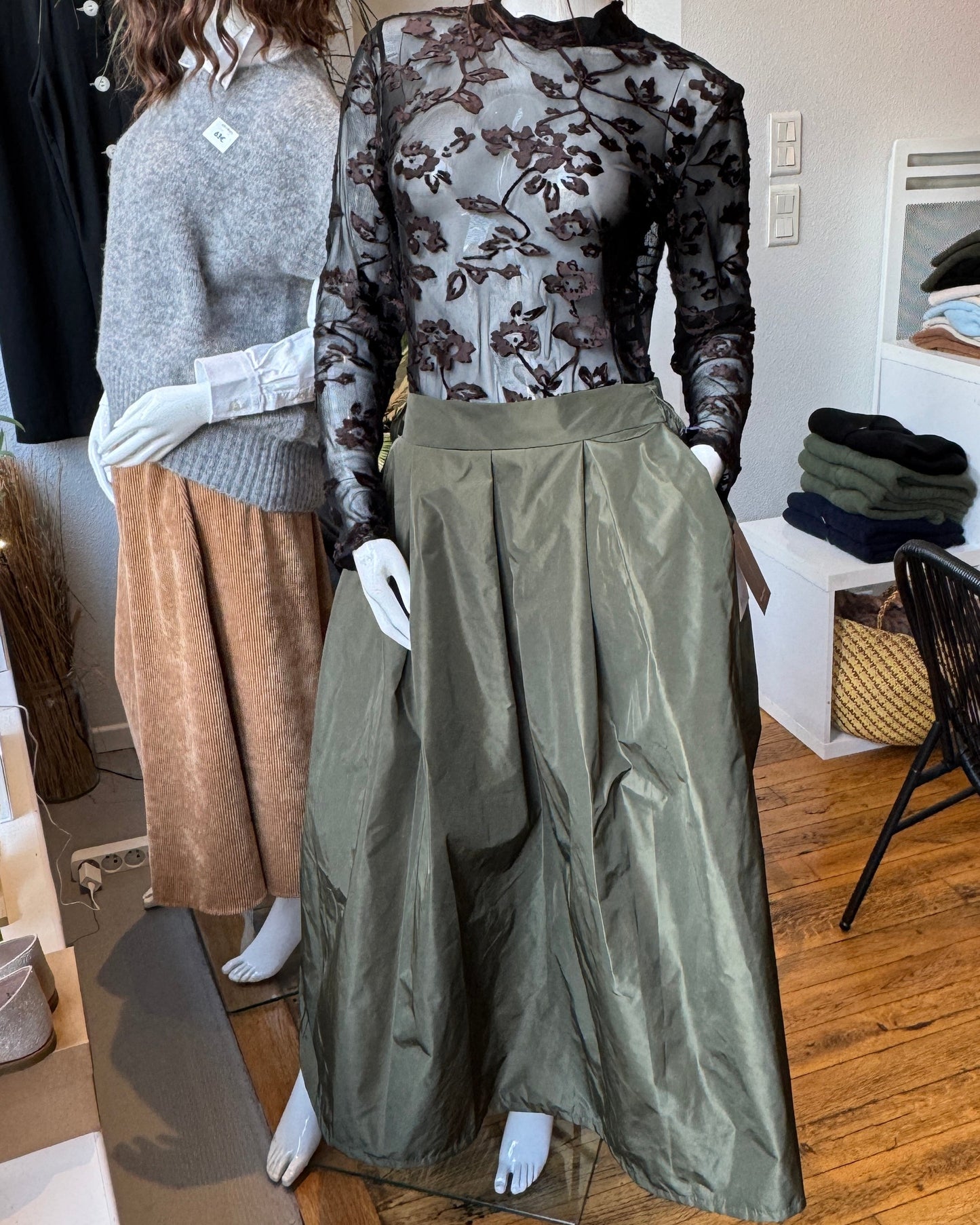 Top en tulle noir transparent brodé fleurs bordeaux