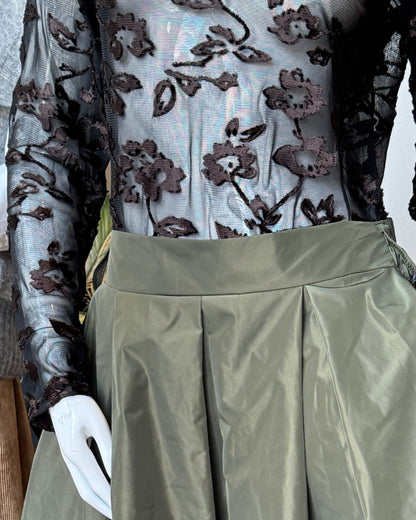Top en tulle noir transparent brodé fleurs bordeaux