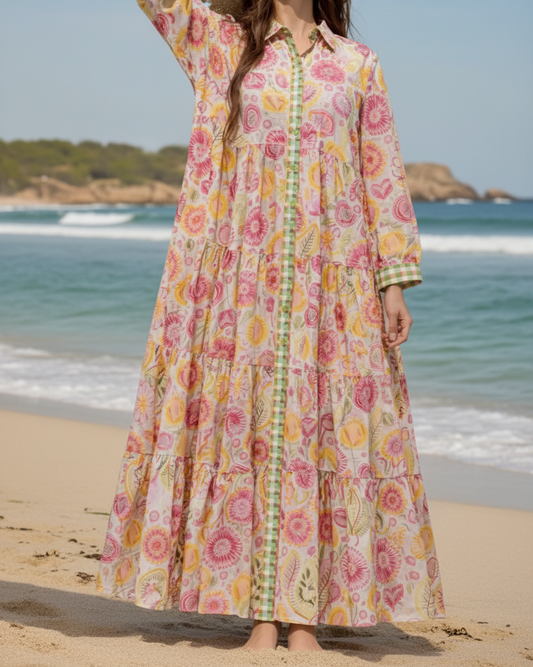 Une robe fluide et romantique, alliant la douceur du coton dobby et des motifs floraux délicats pour un style bohème et féminin