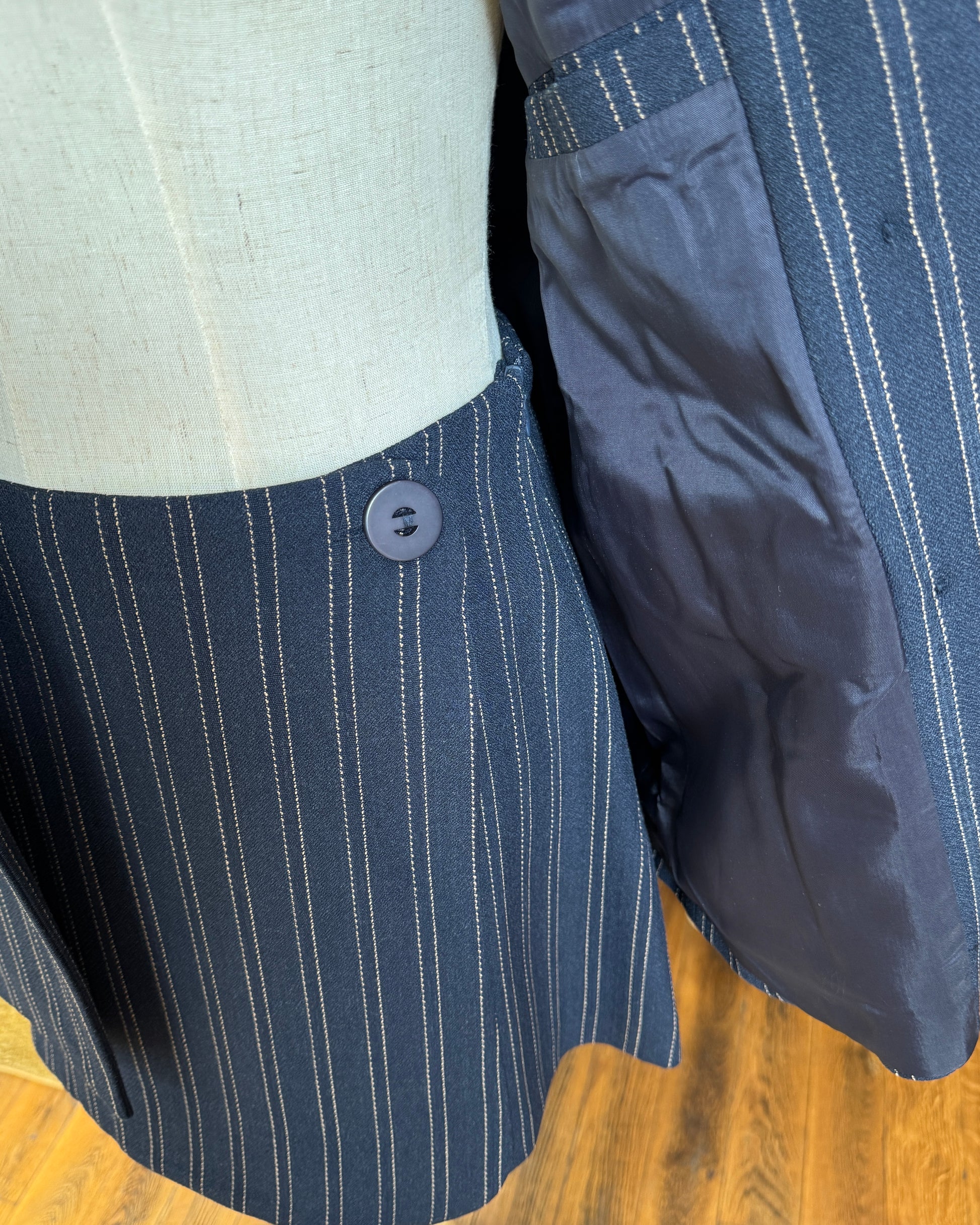Veste bleu à rayures - the Dandy uniform - Salut Beauté détails jupe