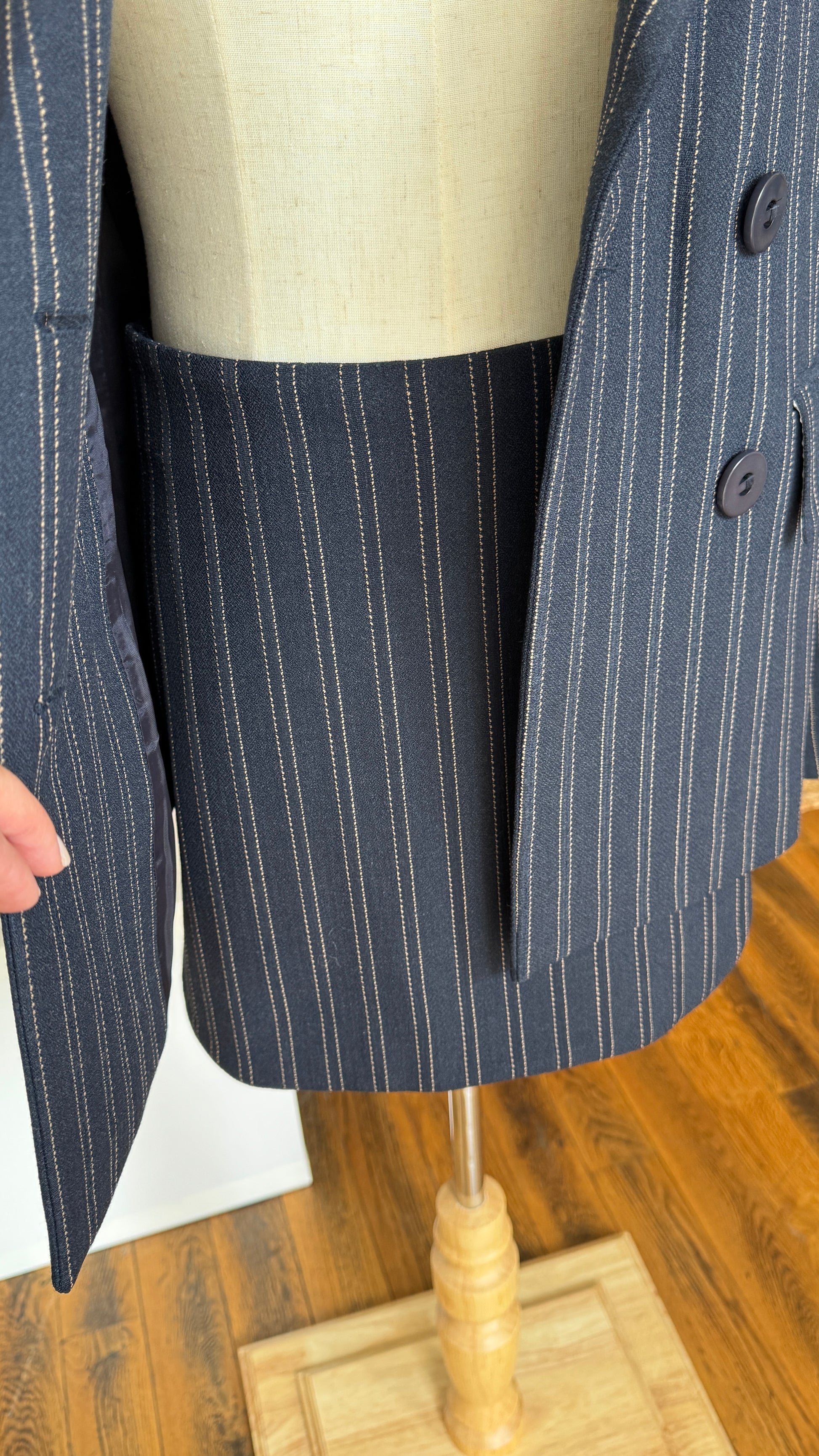 Veste bleu à rayures - the Dandy uniform - Salut Beauté zoom jupe